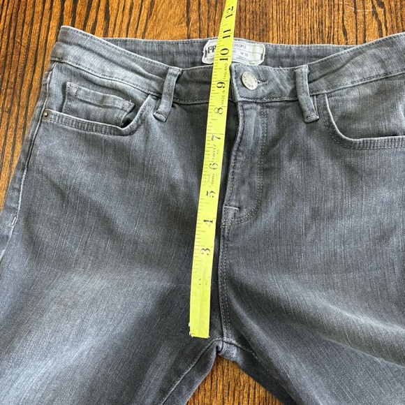 Free People Straight Leg Frayed Hem Cropped Jeans Washed Black 26” Inseam Sz 28 - Picture 10 of 12